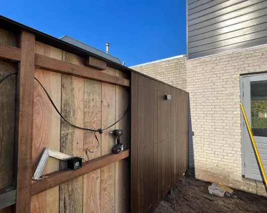 images/0000nieuws/2022/2-3-bamboe-schutting/bijzonder-materiaal-gebruiken-voor-een-schutting-bamboe-planken.-breda-530x424-b2b
