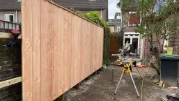 images/0000nieuws/2022/2-oude-langstraat/tuinschutting-zetten-met-zwemvijer-gemeente-tilburg-257x145-cf9