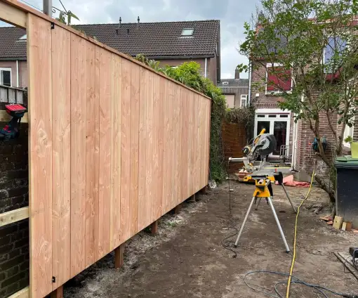 images/0000nieuws/2022/2-oude-langstraat/tuinschutting-zetten-met-zwemvijer-gemeente-tilburg-510x424-dd4
