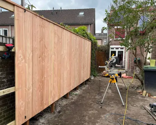 images/0000nieuws/2022/2-oude-langstraat/tuinschutting-zetten-met-zwemvijer-gemeente-tilburg-530x424-373