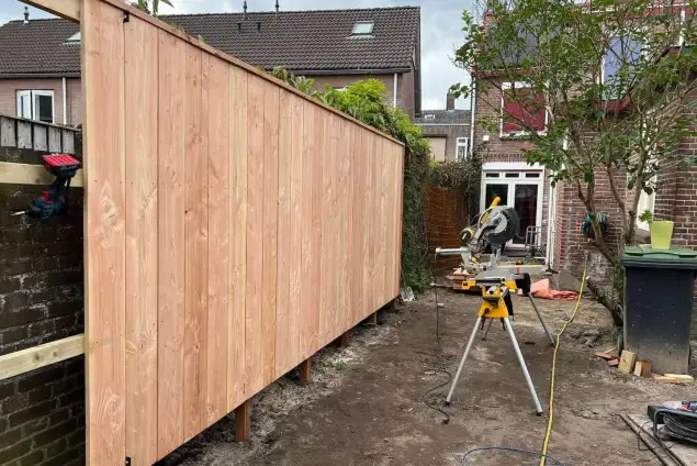 images/0000nieuws/2022/2-oude-langstraat/tuinschutting-zetten-met-zwemvijer-gemeente-tilburg-635x424-2e4