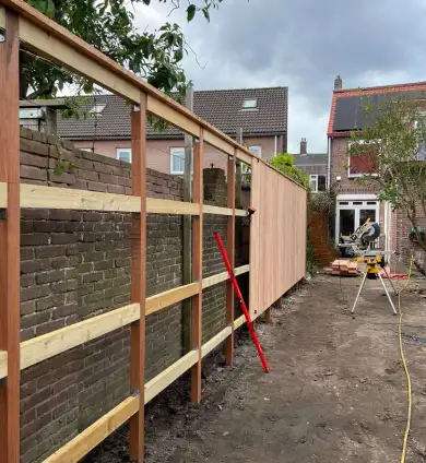 images/0000nieuws/2022/2-oude-langstraat/tuinschutting-zetten-met-zwemvijer-gemeente-tilburg-binnen-stad-390x424-87b