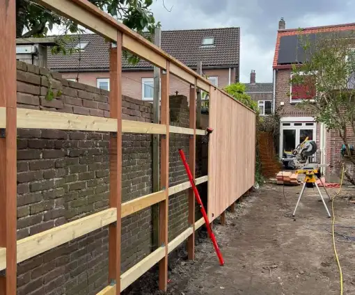 images/0000nieuws/2022/2-oude-langstraat/tuinschutting-zetten-met-zwemvijer-gemeente-tilburg-binnen-stad-510x424-bf7