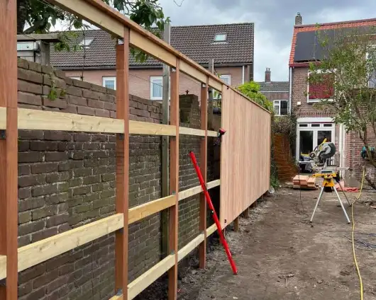 images/0000nieuws/2022/2-oude-langstraat/tuinschutting-zetten-met-zwemvijer-gemeente-tilburg-binnen-stad-530x424-a67