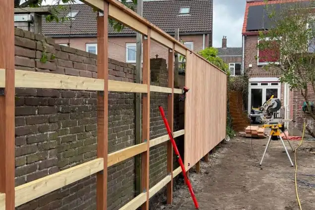 images/0000nieuws/2022/2-oude-langstraat/tuinschutting-zetten-met-zwemvijer-gemeente-tilburg-binnen-stad-635x424-85e