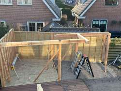 maatwerk tuinoverkapping berging van douglas hout 