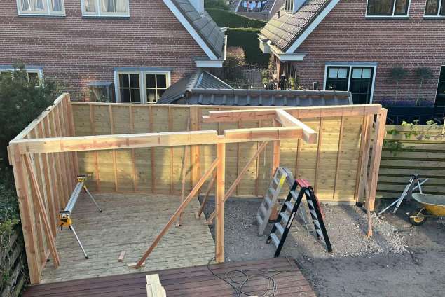 maatwerk tuinoverkapping berging van douglas hout 