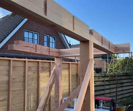 images/0000nieuws/2022/20-4-bennebroek/maatwerk-tuinhuis-plaatsen-breda-douglas-hout-oiserwijk-510x424-30b