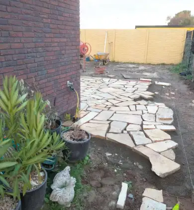images/0000nieuws/2022/20-flagstone-leggen-udenhout/flagstone-yellow-brazil-udenhout-leggen-in-de-tuin-1-390x424-6fb
