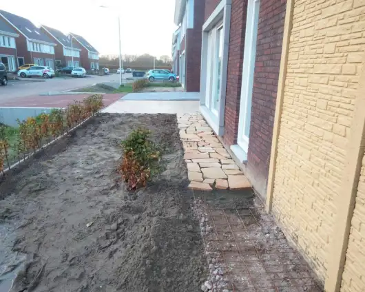 images/0000nieuws/2022/20-flagstone-leggen-udenhout/flagstone-yellow-brazil-udenhout-leggen-in-de-tuin-2-530x424-8c1