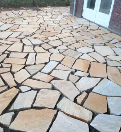 images/0000nieuws/2022/20-flagstone-leggen-udenhout/flagstone-yellow-brazil-udenhout-leggen-in-de-tuin-390x424-918