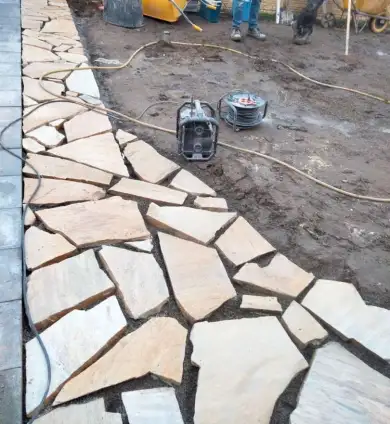 images/0000nieuws/2022/20-flagstone-leggen-udenhout/flagstone-yellow-brazil-udenhout-leggen-in-de-tuin-4-390x424-604