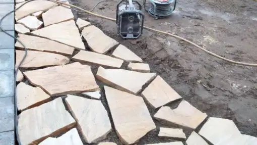 images/0000nieuws/2022/20-flagstone-leggen-udenhout/flagstone-yellow-brazil-udenhout-leggen-in-de-tuin-4-510x287-7c1