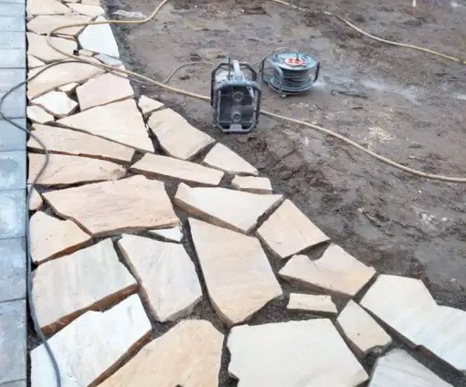 images/0000nieuws/2022/20-flagstone-leggen-udenhout/flagstone-yellow-brazil-udenhout-leggen-in-de-tuin-4-510x424-684