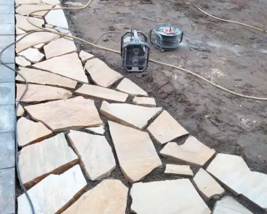 images/0000nieuws/2022/20-flagstone-leggen-udenhout/flagstone-yellow-brazil-udenhout-leggen-in-de-tuin-4-530x424-d8d