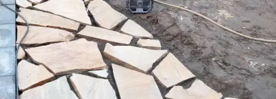 images/0000nieuws/2022/20-flagstone-leggen-udenhout/flagstone-yellow-brazil-udenhout-leggen-in-de-tuin-4-550x197-7aa