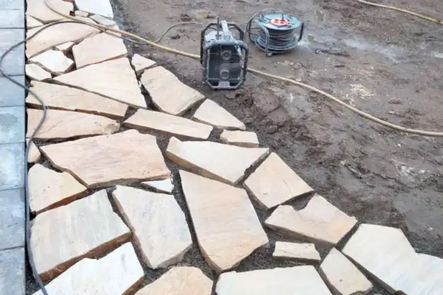 images/0000nieuws/2022/20-flagstone-leggen-udenhout/flagstone-yellow-brazil-udenhout-leggen-in-de-tuin-4-635x424-330