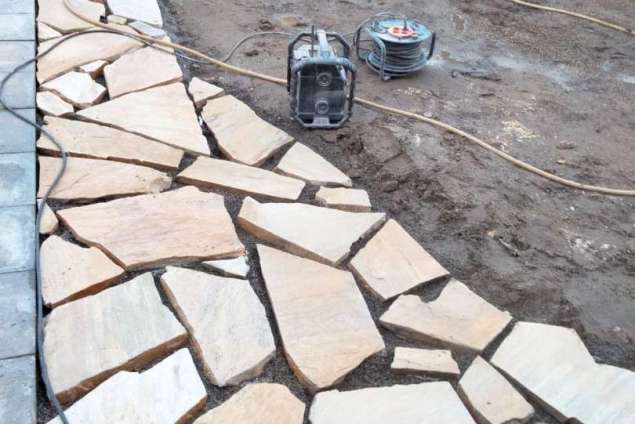 flagstone yellow brazil udenhout leggen in de tuin 