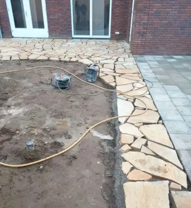 images/0000nieuws/2022/20-flagstone-leggen-udenhout/flagstone-yellow-brazil-udenhout-leggen-in-de-tuin-5-390x424-4d7