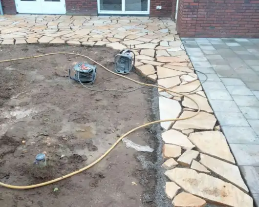 images/0000nieuws/2022/20-flagstone-leggen-udenhout/flagstone-yellow-brazil-udenhout-leggen-in-de-tuin-5-530x424-c86