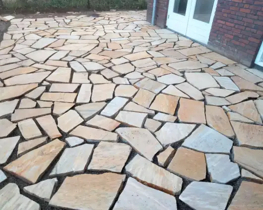 images/0000nieuws/2022/20-flagstone-leggen-udenhout/flagstone-yellow-brazil-udenhout-leggen-in-de-tuin-530x424-ca9