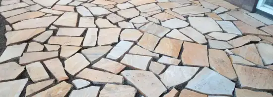 images/0000nieuws/2022/20-flagstone-leggen-udenhout/flagstone-yellow-brazil-udenhout-leggen-in-de-tuin-550x197-316