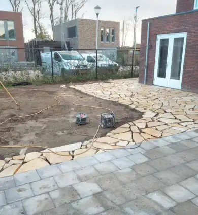 images/0000nieuws/2022/20-flagstone-leggen-udenhout/flagstone-yellow-brazil-udenhout-leggen-in-de-tuin-6-390x424-786