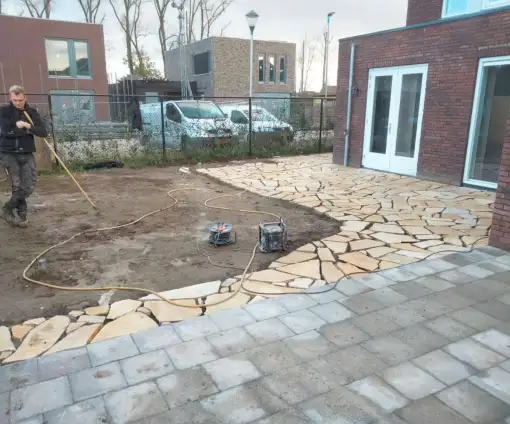images/0000nieuws/2022/20-flagstone-leggen-udenhout/flagstone-yellow-brazil-udenhout-leggen-in-de-tuin-6-510x424-bee
