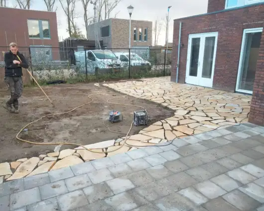 images/0000nieuws/2022/20-flagstone-leggen-udenhout/flagstone-yellow-brazil-udenhout-leggen-in-de-tuin-6-530x424-48d
