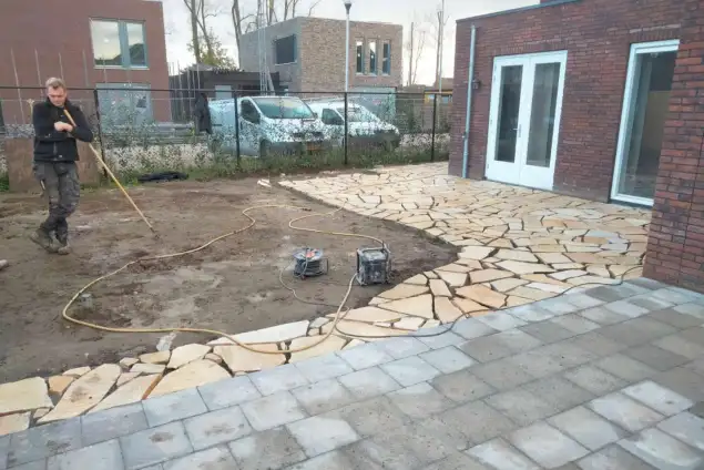 images/0000nieuws/2022/20-flagstone-leggen-udenhout/flagstone-yellow-brazil-udenhout-leggen-in-de-tuin-6-635x424-acd