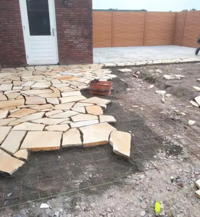 images/0000nieuws/2022/20-flagstone-leggen-udenhout/flagstone-yellow-brazil-udenhout-leggen-in-de-tuin-7-390x424-de9