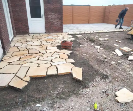images/0000nieuws/2022/20-flagstone-leggen-udenhout/flagstone-yellow-brazil-udenhout-leggen-in-de-tuin-7-510x424-46e