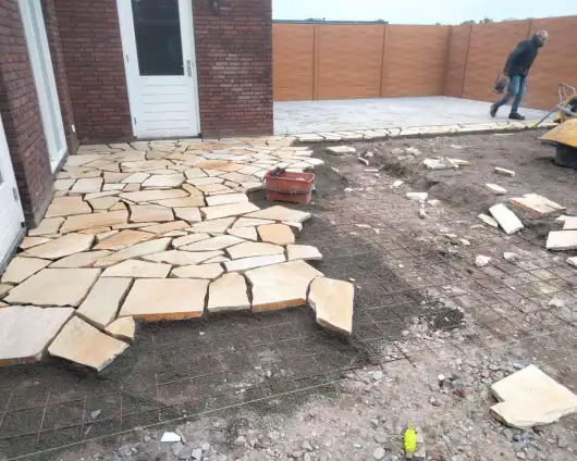 images/0000nieuws/2022/20-flagstone-leggen-udenhout/flagstone-yellow-brazil-udenhout-leggen-in-de-tuin-7-530x424-5e7
