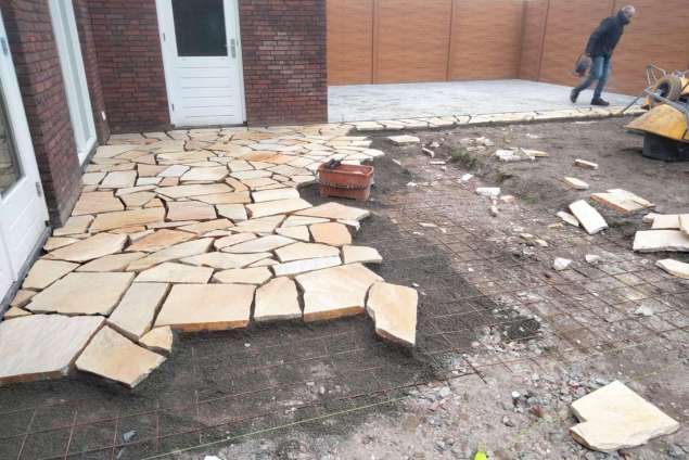 tuin bestraten met keramische tegels beton tegels flagstone hoveniers bedrijf