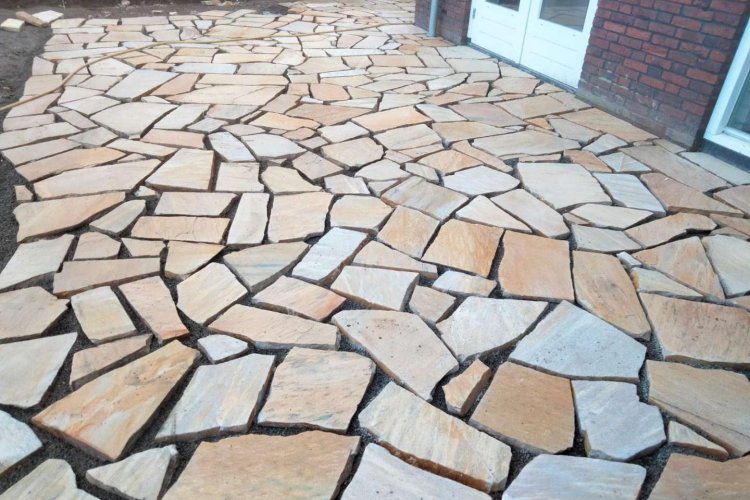 images/0000nieuws/2022/20-flagstone-leggen-udenhout/flagstone-yellow-brazil-udenhout-leggen-in-de-tuin-750x500-b11
