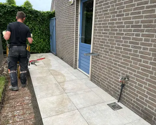 images/0000nieuws/2022/21-5-vlijmen/keramische-tuinteggels-leggen-vlijmen-530x424-d21