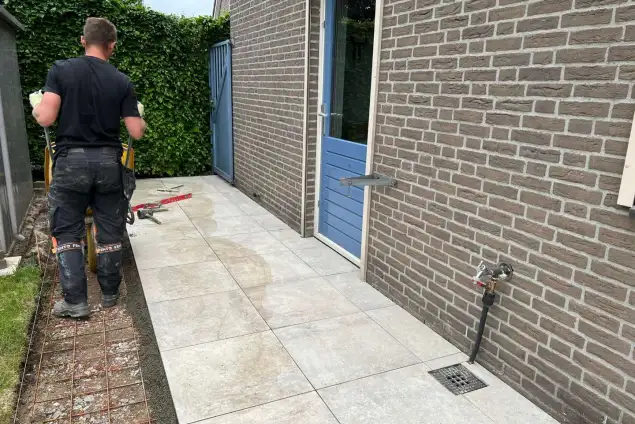 images/0000nieuws/2022/21-5-vlijmen/keramische-tuinteggels-leggen-vlijmen-635x424-4ff
