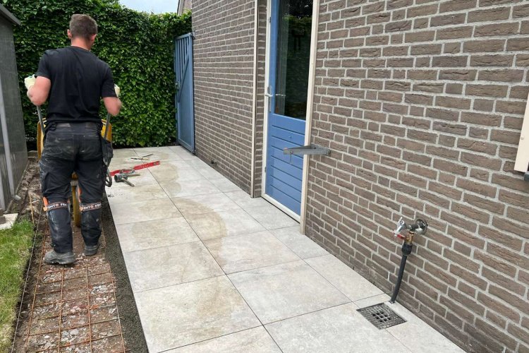 images/0000nieuws/2022/21-5-vlijmen/keramische-tuinteggels-leggen-vlijmen-750x500-2e5