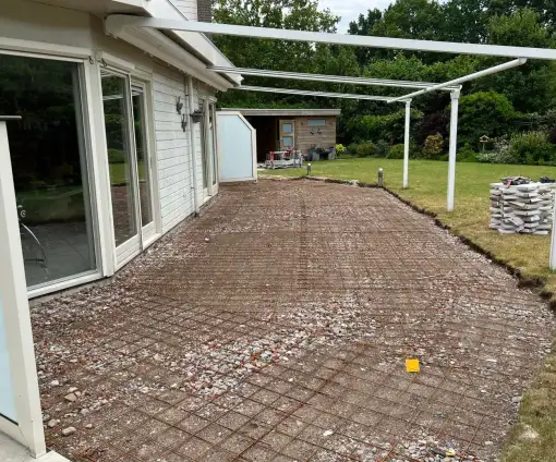 images/0000nieuws/2022/21-5-vlijmen/keramische-tuinteggels-leggen-vlijmen-den-bosch-welke-vakman-heeft-ervaring-510x424-27d