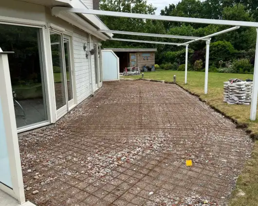 images/0000nieuws/2022/21-5-vlijmen/keramische-tuinteggels-leggen-vlijmen-den-bosch-welke-vakman-heeft-ervaring-530x424-dc3