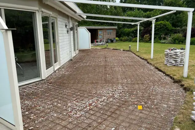 images/0000nieuws/2022/21-5-vlijmen/keramische-tuinteggels-leggen-vlijmen-den-bosch-welke-vakman-heeft-ervaring-635x424-e70