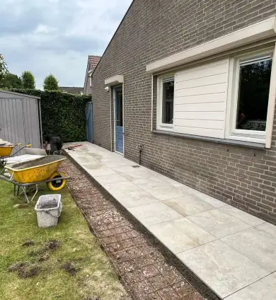 images/0000nieuws/2022/21-5-vlijmen/keramische-tuinteggels-leggen-vlijmen-den-bosch-welke-vakman-heeft-ervaring-vught-390x424-bf4