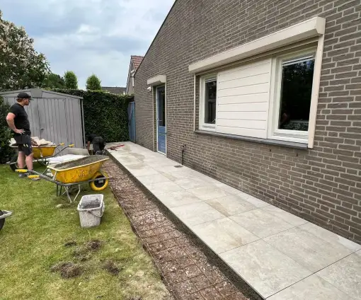 images/0000nieuws/2022/21-5-vlijmen/keramische-tuinteggels-leggen-vlijmen-den-bosch-welke-vakman-heeft-ervaring-vught-510x424-566