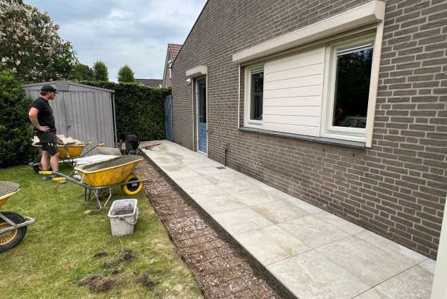 vlijmen keramische tuintegels leggen 60x60x2