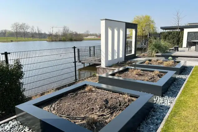 images/0000nieuws/2022/23-3-liem/tuinaanleg-rotterdam-moderne-tuin-adezz-635x424-52f