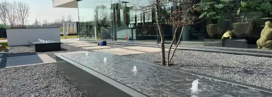 images/0000nieuws/2022/23-3-liem/tuinaanleg-rotterdam-moderne-tuin-watertafel-550x197-ebe