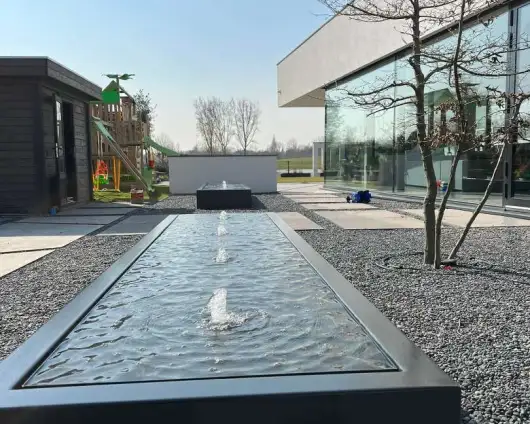 images/0000nieuws/2022/23-3-liem/tuinaanleg-rotterdam-moderne-tuin-watertafel-hoveniers-530x424-ee2