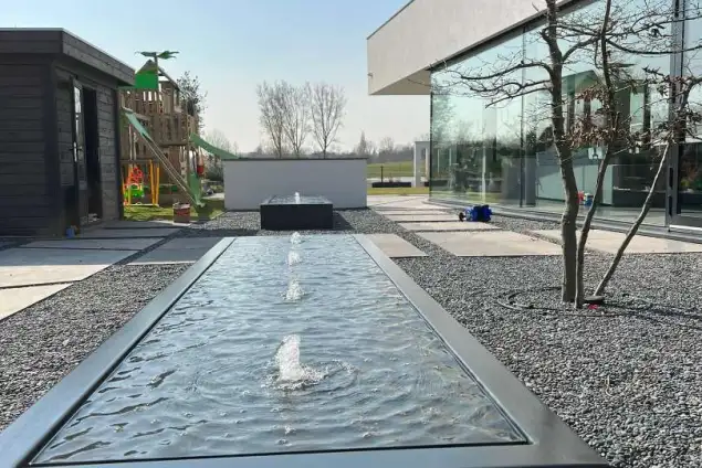 images/0000nieuws/2022/23-3-liem/tuinaanleg-rotterdam-moderne-tuin-watertafel-hoveniers-635x424-97e