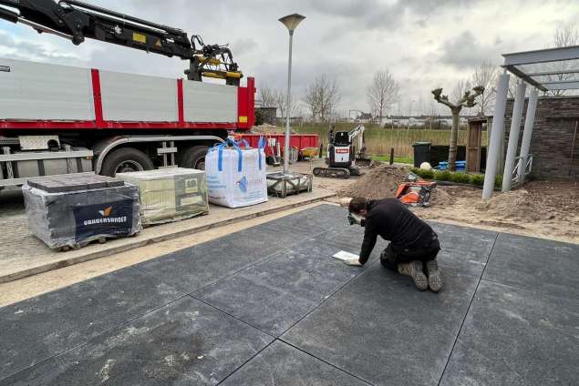 aanleggen voortuin Tilburg met schellevis tegels 