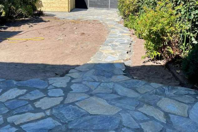 Flagstone kavala blue leggen in achtertuin